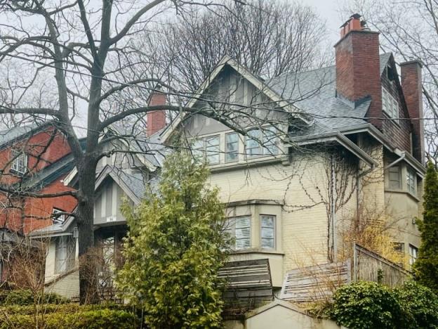 This $5 million house on Woodlawn Avenue West, in the Yo<em></em>nge and St. Clair area was commissio<em></em>ned by Stapleton Caldecott in 1906, a man who some believe held anti-immigrant views. He died there the following year.