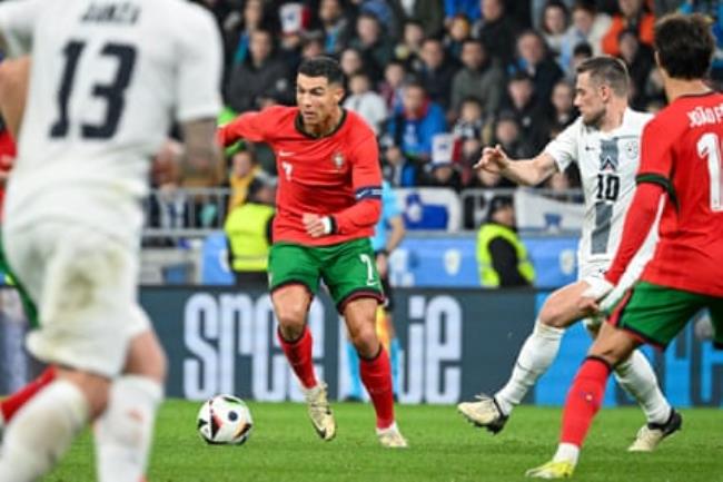 Cristiano Ro<em></em>naldo (centre) surges forward during Portugal’s 2-0 friendly defeat by Slovenia in March 2024.