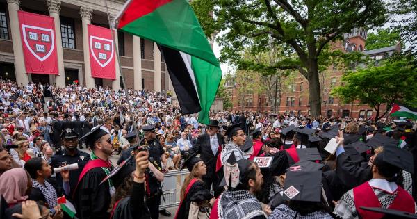 哈佛大学毕业典礼上大规模罢课，支持亲巴勒斯坦抗议者